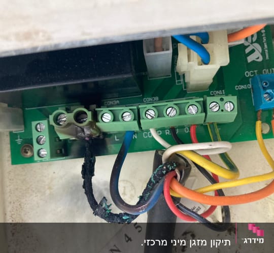 חיבורי חוטים בלוח חשמל של מזגן